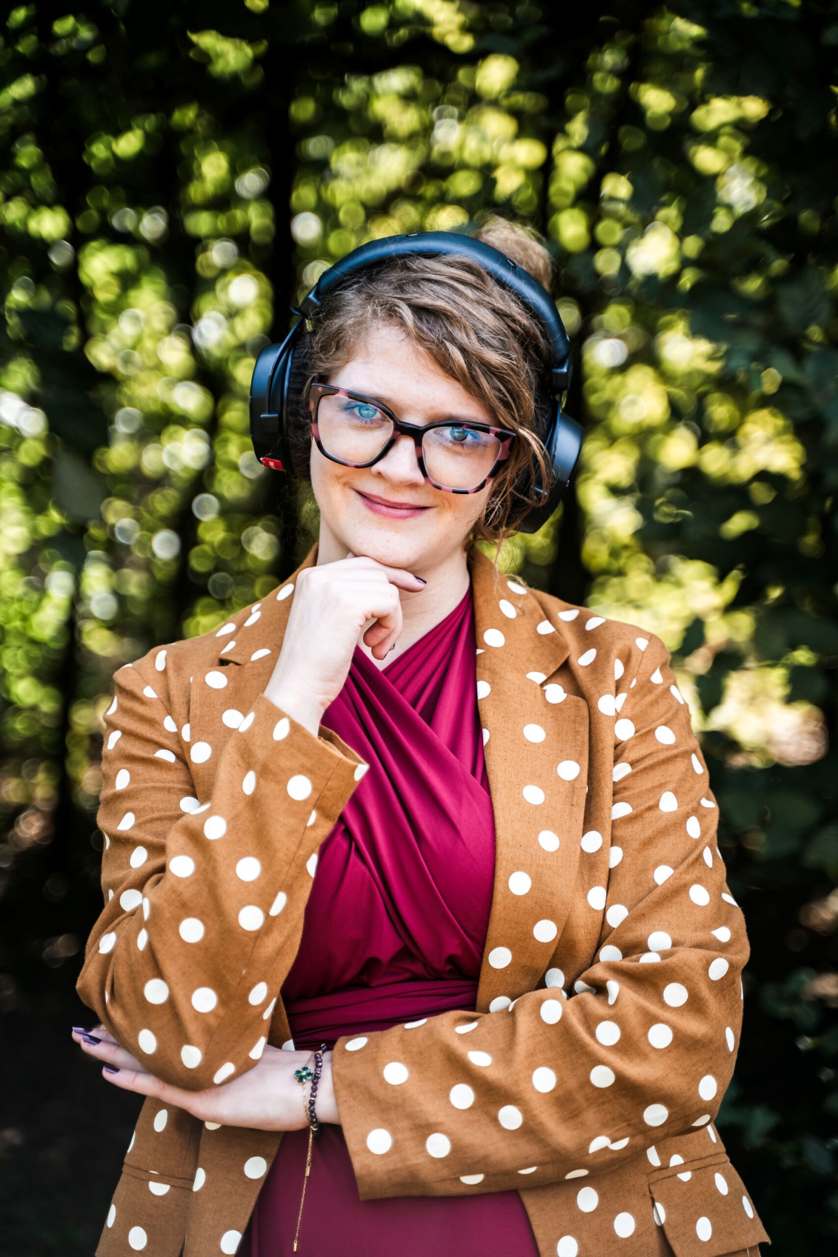 Caro Worstbrock - klein Business-Foto von Caro Worstbrock mit Kopfhörern in der Natur. Fotograf: Nico Lange