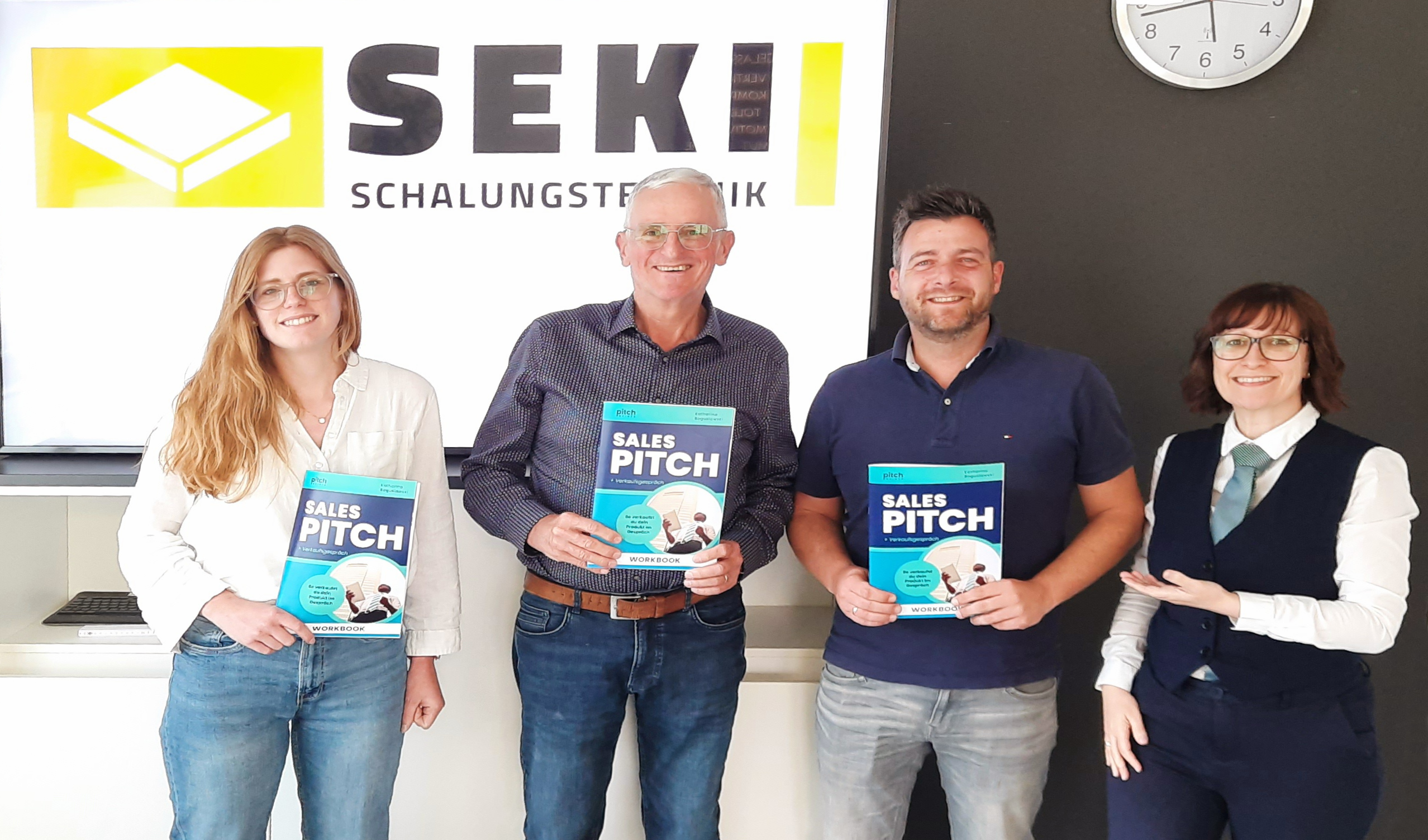SEKI_Training_SALES PITCH Teilnehmende mit Workbook und der Trainerin Katharina Boguslawski