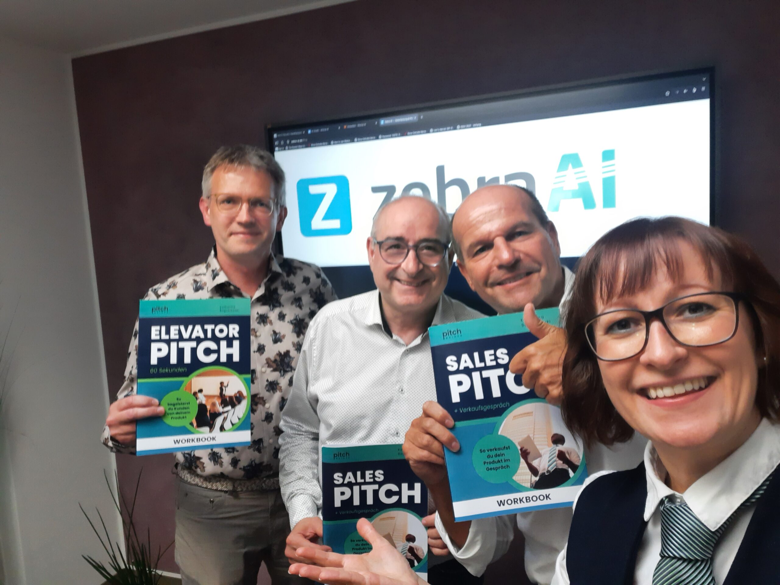 Zebra AI_SALES PITCH Teilnehmende mit Workbook und der Trainerin Katharina Boguslawski